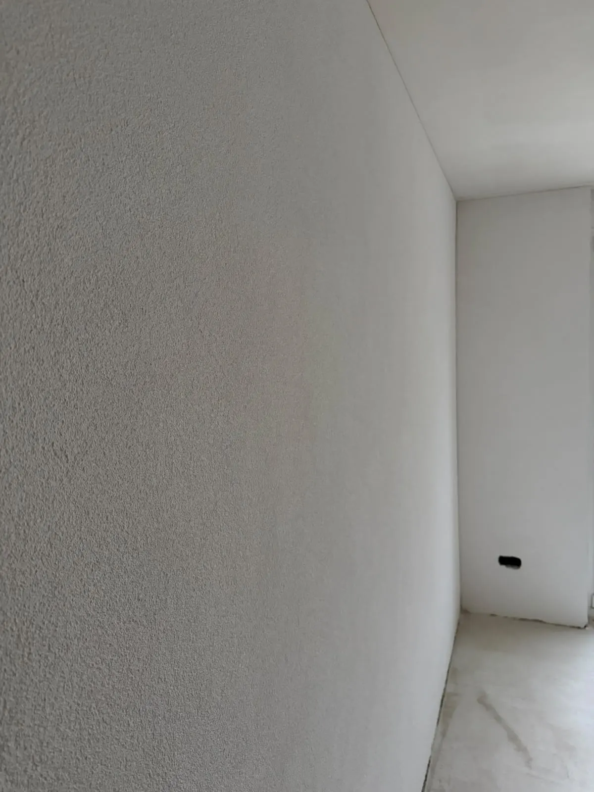 Nahaufnahme einer Abriebwand mit sichtbarer Körnung