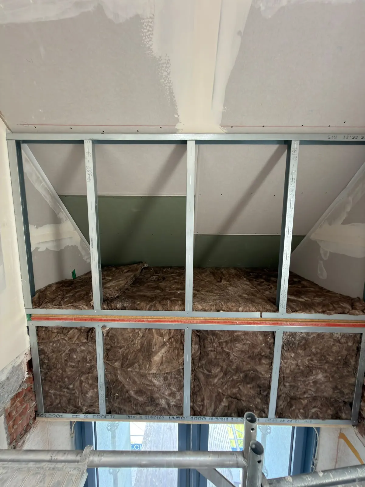 Ständerwerk mit eingelegter Dämmung vor der Beplankung