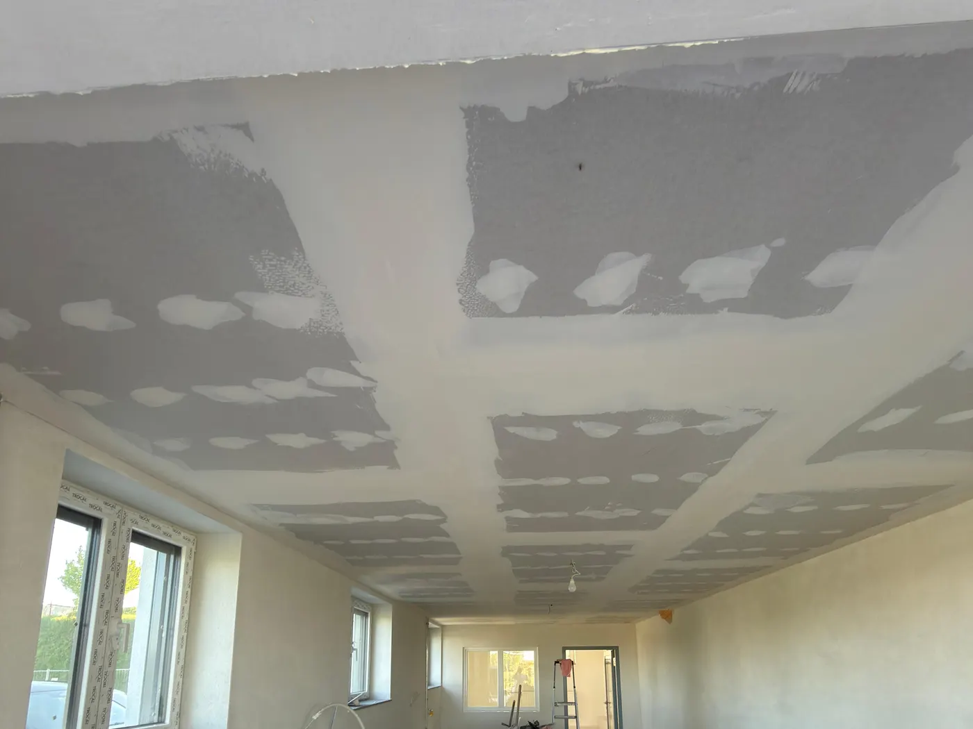 Dieselbe Decke, beplankt und gespachtelt