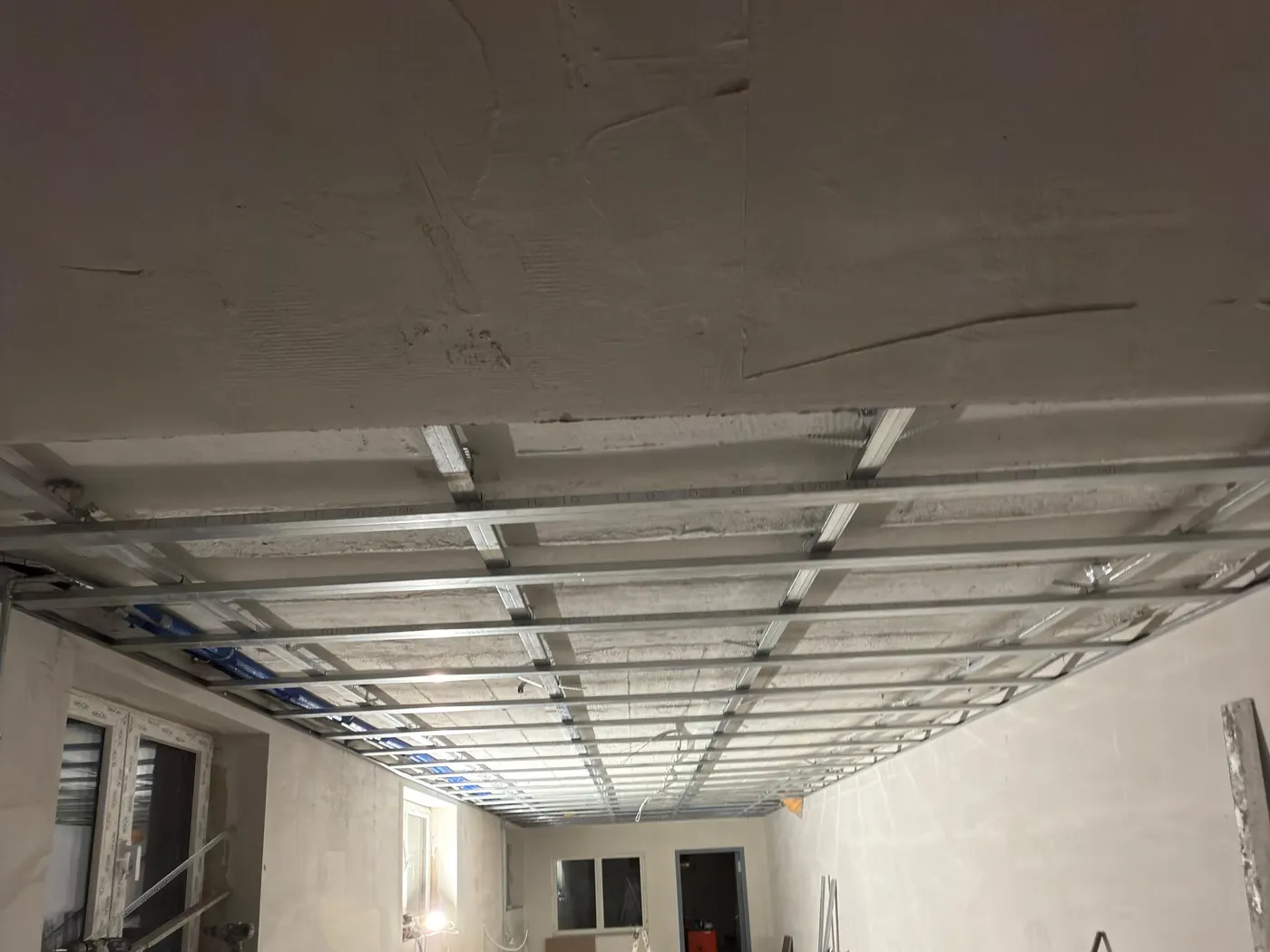 Metall-Unterkonstruktion unter der Betondecke