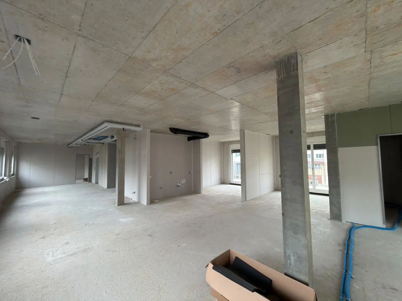 Beplankter Grossraum mit Betonstütze