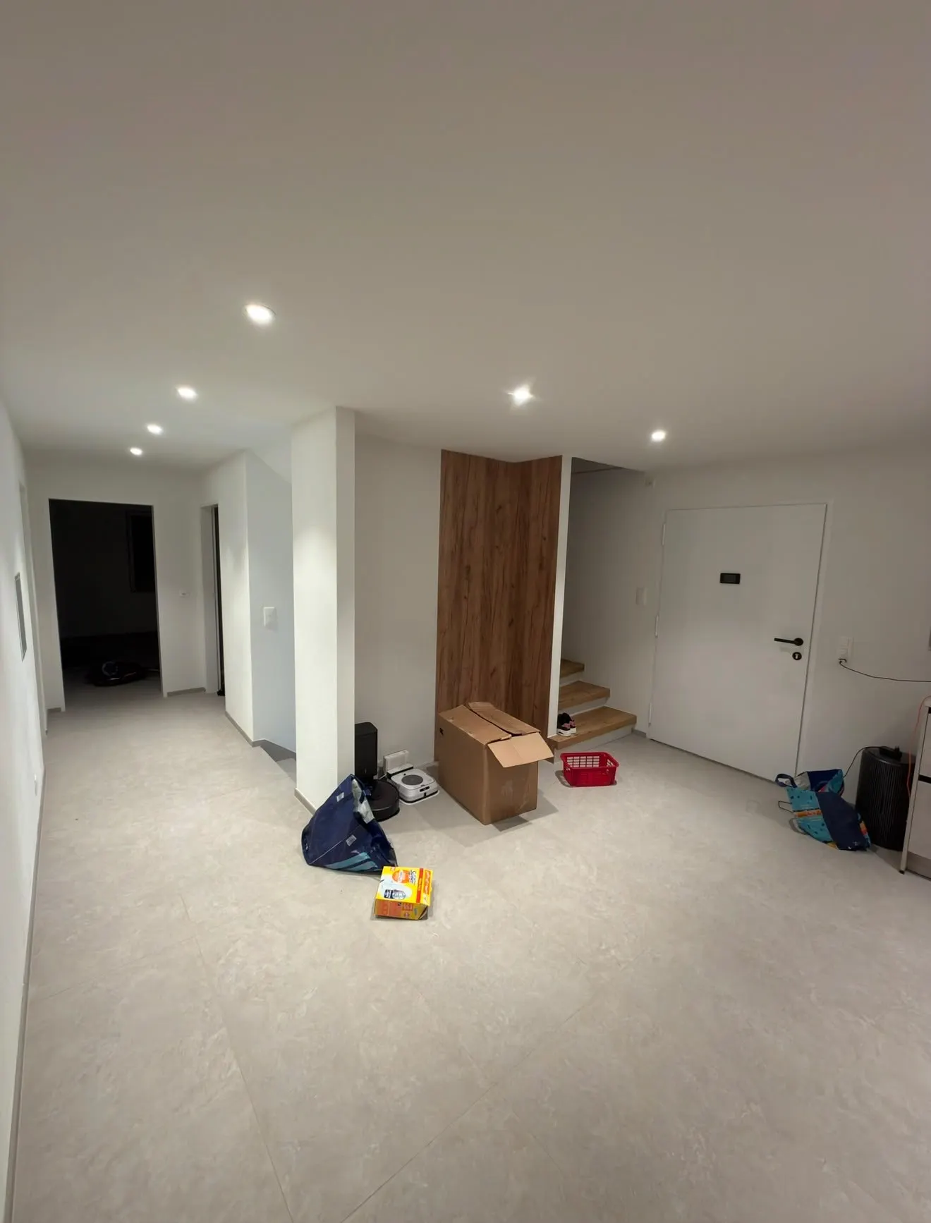 Fertig gestrichener Raum mit Einbauspots und Holzelement