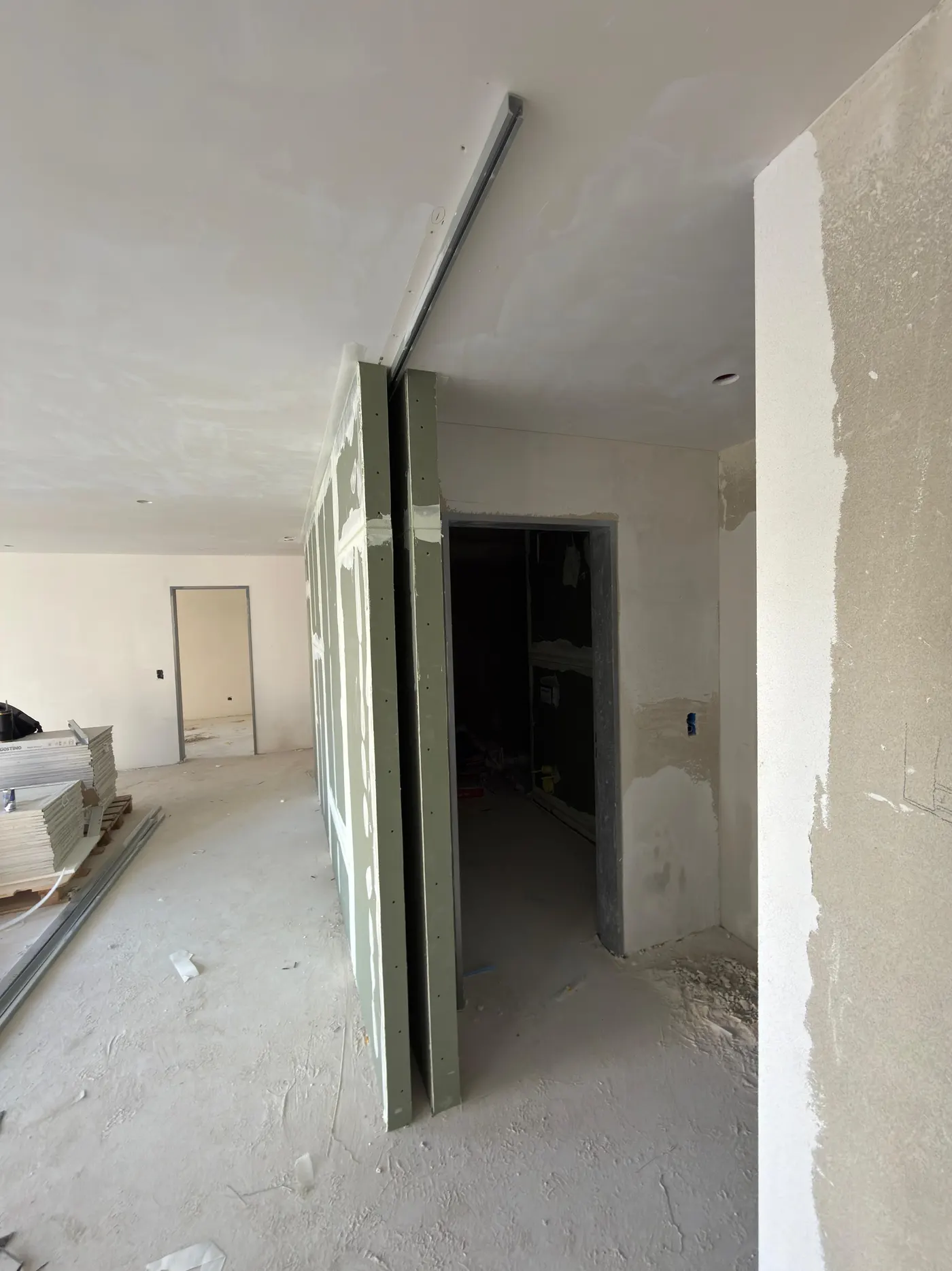 Neue Trockenbauwände mit Türöffnung in einer Wohnung im Rohbau