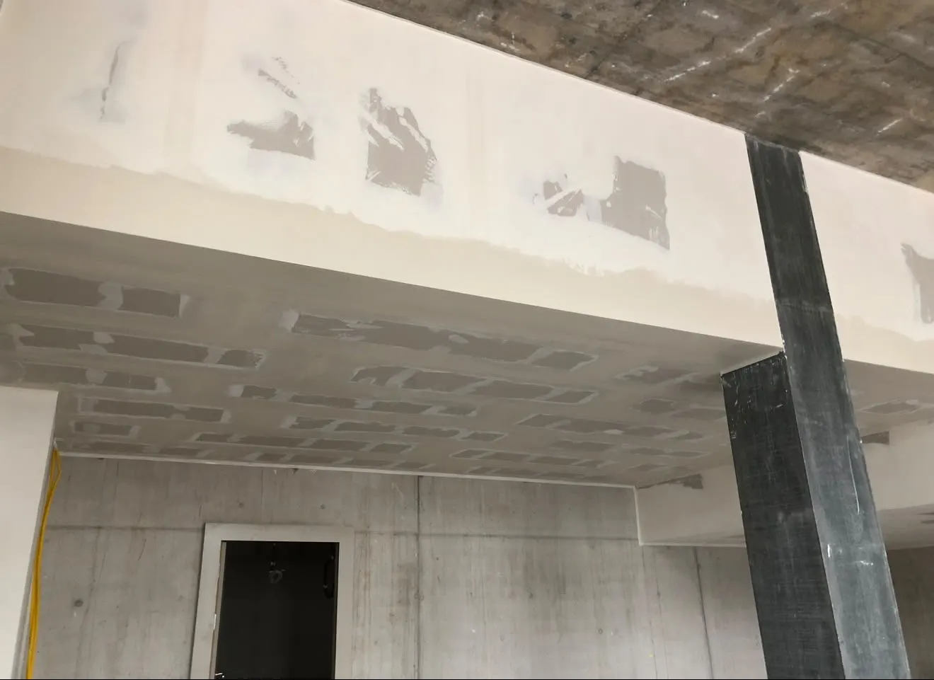 Gespachtelter Unterzug an einer Betondecke